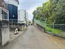 外観：前面道路を含めた現地写真です。