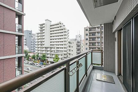 陽の光に照らされるバルコニーを、爽やかな涼風が吹き抜けていきます。