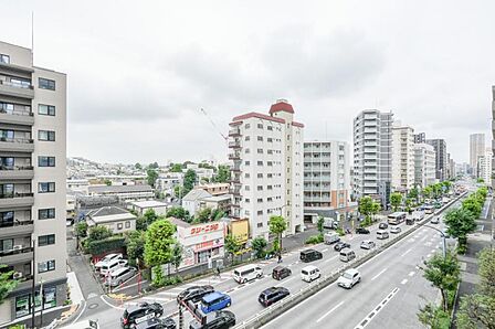 バルコニーからの眺望。季節による景色の変化を日常の生活と共に感じてください。