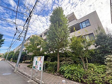 陽とともに、時間によって顔を変える街の景観から、星空や夜景に負けないデザインの映える外観。この街ならではの美しい風景と、ここから紡がれる物語を建物外観から始まります。