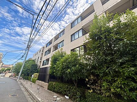 管理の行き届いた印象を与える、きれいなマンション外観。