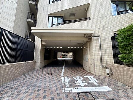 敷地内に設けられた駐車スペース。