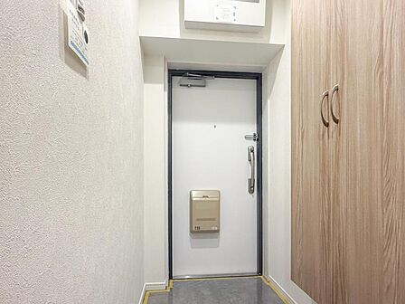 シンプルで落ち着いたデザインの玄関が魅力です。