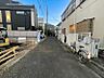 外観：前面道路は車通りの少ない道です。小さなお子様も安心してお過ごしいただけます。