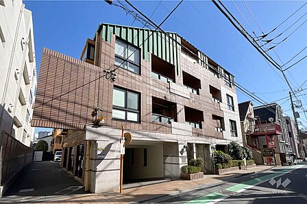 スターロワイヤル四谷大京町の外観(北西側から)