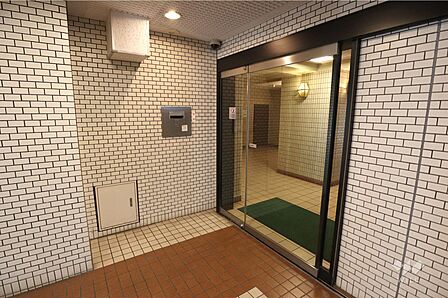 エントランスはオートロック付きです。