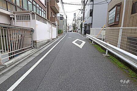 敷地西側の前面道路(北側から)