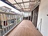 バルコニー：波板屋根と物干し金具が備わった実用性の高いバルコニー。洗濯物を気にせず干せる広さで、布団干しにも対応できます。