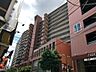駐車場：駐車場を備えたマンション外観