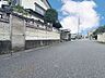その他：「前面道路含む外観」今日も、明日も、この街で、きっと誰かがしあわせになる物語が描かれていくはずです。同じ風景が毎日365日、まったく違う顔を見せてくれる。爽快な風も毎日やさしく頬をなででくれます。