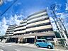 外観：「6階建ての外観」今日も、明日も、この街で、きっと誰かがしあわせになる物語が描かれていくはずです。同じ風景が毎日365日、まったく違う顔を見せてくれる。爽快な風も毎日やさしく頬をなででくれます。