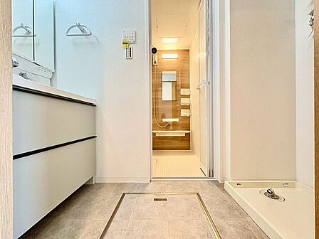 「パウダールーム」落ち着いた空間を演出するカラーと、ゆったり落ち着いてお使い頂ける広さが魅力のパウダールーム。居室からも独立しており、プライベート空間を保ちます。