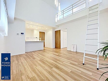 「木のぬくもり感じる優しい雰囲気のお部屋」落ち着いたカラーコーディネートの室内。インテリアやファブリックで、オーナー様好みのテイストデザインを取り入れて頂けます。