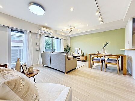 「リビングダイニング」一日の中で多くの時間を過ごすことになる住まいだからこそ、いつも穏やかな空間であるように心掛け、「落ち着き」と「安らぎ」と「快適」を実現してくれます。