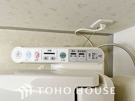 「ウォシュレット」おしりを優しく洗ってくれるだけではなく、パワー脱臭機能なども備え、快適な空間を創出する機能もございます。