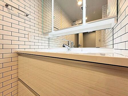 「洗面台」大きな鏡で朝の準備もばっちり。収納も多く、洗剤など日用品の保管にも便利です。