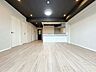 リビング/ダイニング：「木のぬくもり感じる優しい雰囲気のお部屋」落ち着いたカラーコーディネートの室内。インテリアやファブリックで、オーナー様好みのテイストデザインを取り入れて頂けます。