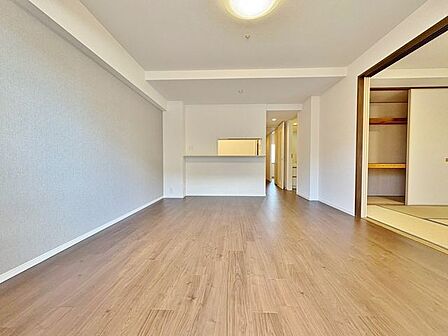 「南向き。陽当り良好。」大きな窓辺からの日差しが暖かい室内は、自然と住まう人の気分も明るくなり、リビングでの素敵なワンシーンが演出されます。