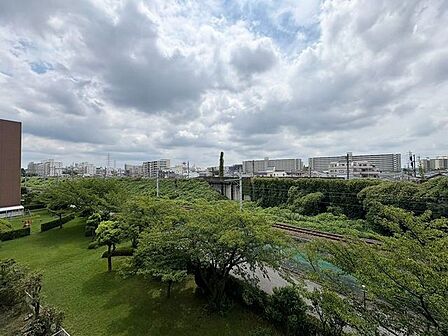 「眺望」穏やかな街並みを一望しながら、爽やかな風と柔らかく降り注ぐ陽光を感じて頂けます。