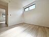 寝室：「居室」心と体をゆったりと安らげる主寝室。寝室のゆとりが大きい分だけ、暮らしの安らぎは深まり、一日の疲れを癒せます。