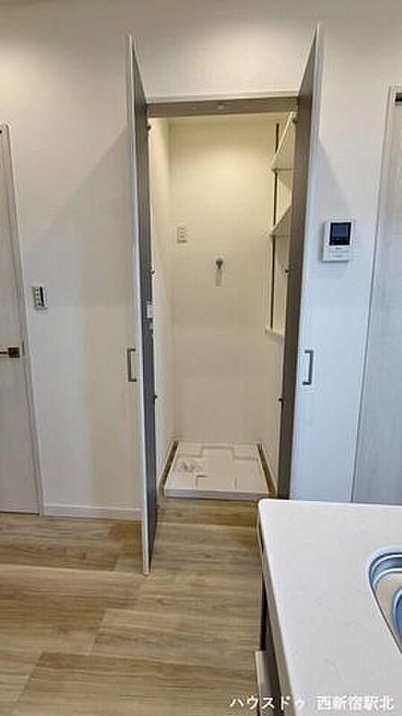 すっきりと設置できる室内洗濯機置き場。