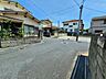 外観：前面道路を含む現地写真。周辺の道路状況をご確認いただけます。