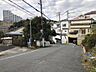 外観：前面道路巾は9Ｍの私道で、ゆったりしています。