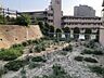 外観：道路から南側への眺め。マンション用地とは3Ｍ程度の落差があり、フェンスと植樹帯で安全に区画されてあります。