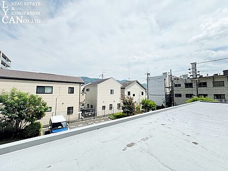 【眺望】開放的な空と街並みが広がる2階からの綺麗な眺望。風通りや日当たりを実感しやすく、移り変わる季節の景色を楽しみながら穏やかに暮らせます。