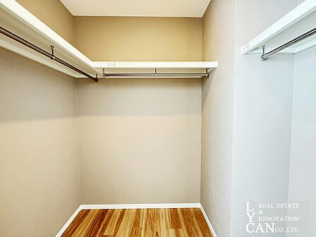 【寝室】寝室には衣類や季節品をまとめて管理できるウォークインクローゼットを完備。家族全員の荷物がすっきり収まり居室は常に心地よい開放感に包まれます。お部屋を美しく保ち、日々の身支度もスムーズに。