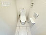 トイレ：【トイレ】清潔感あふれるクリアな空間とウォシュレットを備えた快適なトイレ空間。 毎日使う場所だからこそ衛生面と居心地の良さにこだわり家族みんなが快適に使用できます。