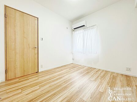 【寝室】エアコン付きで年中快適に過ごせる約5帖の洋室です。寝室としてはもちろん、静かなワークスペースや書斎にも最適。趣味の時間を個室で集中して楽しみたい方にもおすすめです。
