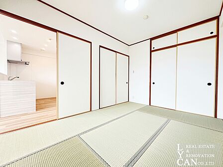 【寝室】新しい畳の質感が心地よい約6帖の和室。白を基調とした内装で明るい印象です。家事の合間にゴロンと横になって寛いだり、ストレッチを楽しんだりする空間に最適です。