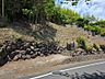 外観：駐車スペース（普通車1台）。県道から敷地へ入ると、緩やかな階段が静かに迎え、季節の風とともに日常をやさしく切り替えてくれます。