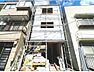 外観：2026年10月に撮影した建築中の現地です。骨組みに透湿防水シートが張られ、2階と3階の窓の位置が分かるようになりました。1階は車庫になります。