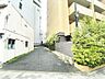 外観：間口約5.3m、前面は歩道のある幅約15mの通りです、現地のご案内を承ります。お気軽にご連絡ください