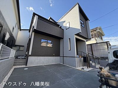 外観:駐車2台可(車種による)♪東向き♪朝日が差し込む便利と安心、お洒落が積み込まれたおうち♪ 外観:駐車2台可(車種による)♪東向き♪朝日が差し込む便利と安心、お洒落が積み込まれたおうち♪