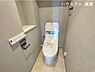 トイレ：リノベーション済で新品のトイレへ交換済み。清潔感あふれる落ち着いた空間で、気持ちよく新生活をスタート。