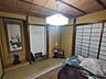 和室：4．5畳の和室です。こちらも縁側へとつながるお部屋となっております。
