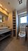 トイレ：洗面台とトイレを一体化した機能的な空間！収納棚も備えています。