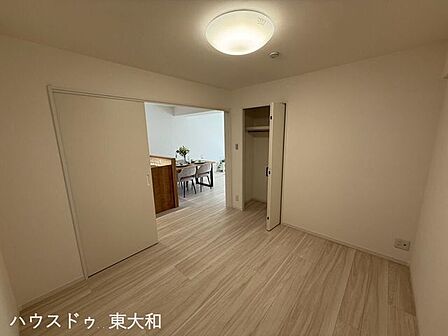 4.8帖の洋室。キッチン横に位置し、家事をしながら様子を見やすい間取りです。リビングにも隣接しているため、子ども部屋やワークスペースなどにも使いやすいお部屋です。