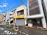 外観：建物の正面と側面を同時に確認できる一枚。外観のデザインや周辺の街並みもご覧いただけます。