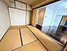 和室：約6畳の和室＋押入。反対の窓側は障子を挟んでコンサバトリーになっています。
