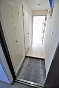 玄関から見たお部屋、ダウンライトで足元が明るくなっております。