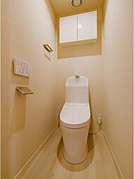 [トイレ] ホワイトカラーを基調とし、清潔感のある空間に仕上がりました。人気のウォシュレットタイプを採用♪