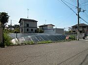 車庫入れラクラクのスッキリ広い前面道路