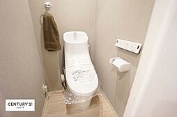 [トイレ] トイレも新規交換済みです！もちろん温水洗浄機能付きです。シックな色合いのクロスがオシャレで心落ち着く空間です。