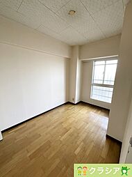 [子供部屋] 約4.5帖の洋室です。家族1人1人の安らぎの空間。自分の好みで飾れるようシンプルな室内になっています（2022年11月撮影）