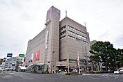 【イオン鹿児島中央店】平成11年6月に開業した複合ビルにイオン鹿児島中央店があります。営業時間　地下食料品売場・1階日用品売場　8