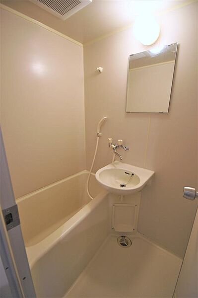 画像15:浴室はキレイに清掃されています。便利な洗面台付きです。